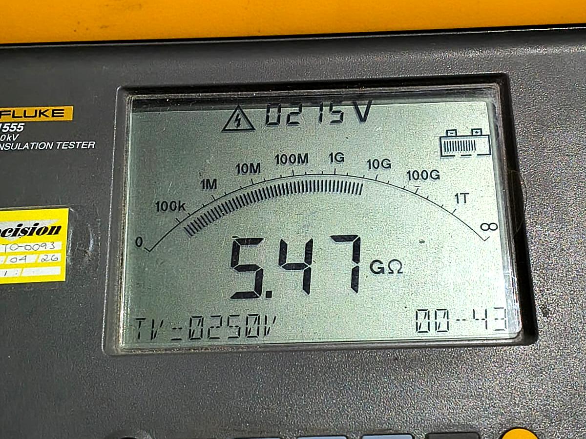 Display de megôhmetro durante ensaio de resistência de isolamento, com a leitura de 5,47 gigaohms e o tempo decorrido de ensaio