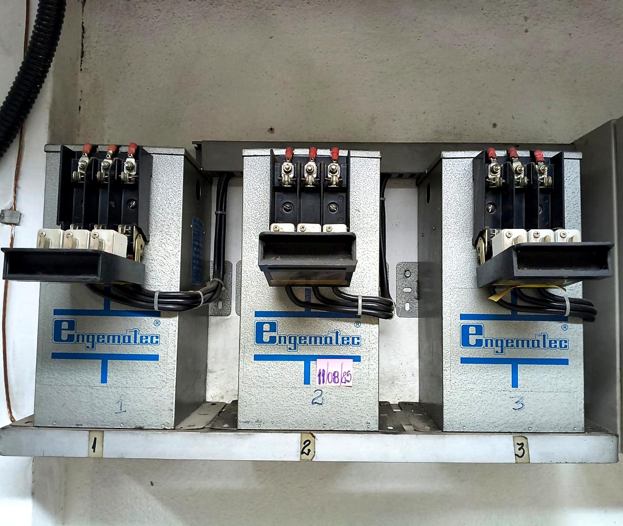 Banco de capacitores com três módulos, bases fusíveis e contatores de comando à vista