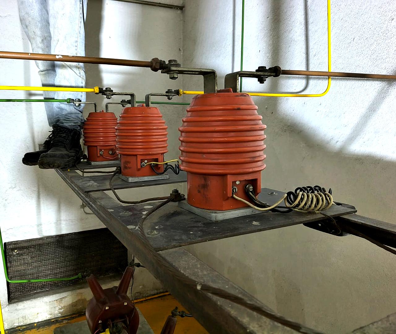 Transformadores de potencial de média tensão em suporte metálico, com barramento de cobre e cabo de aterramento
